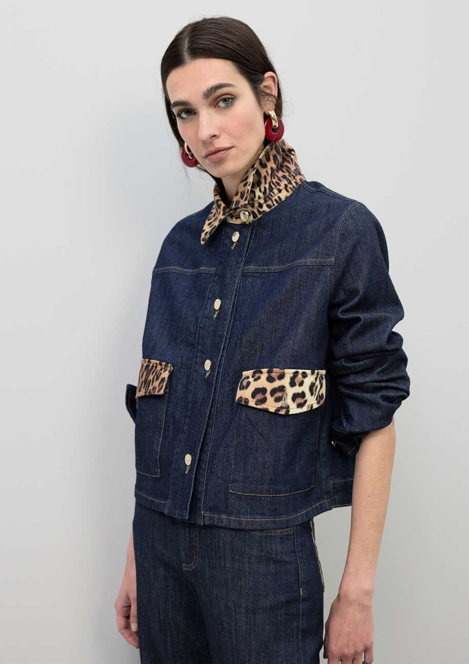Chaqueta corta denim con detalles en leopardo