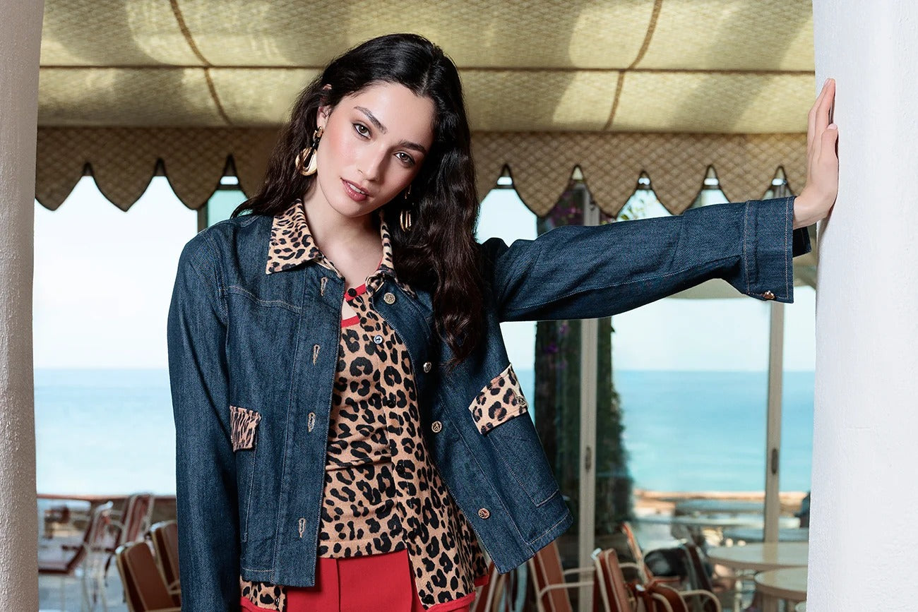 Chaqueta corta denim con detalles en leopardo