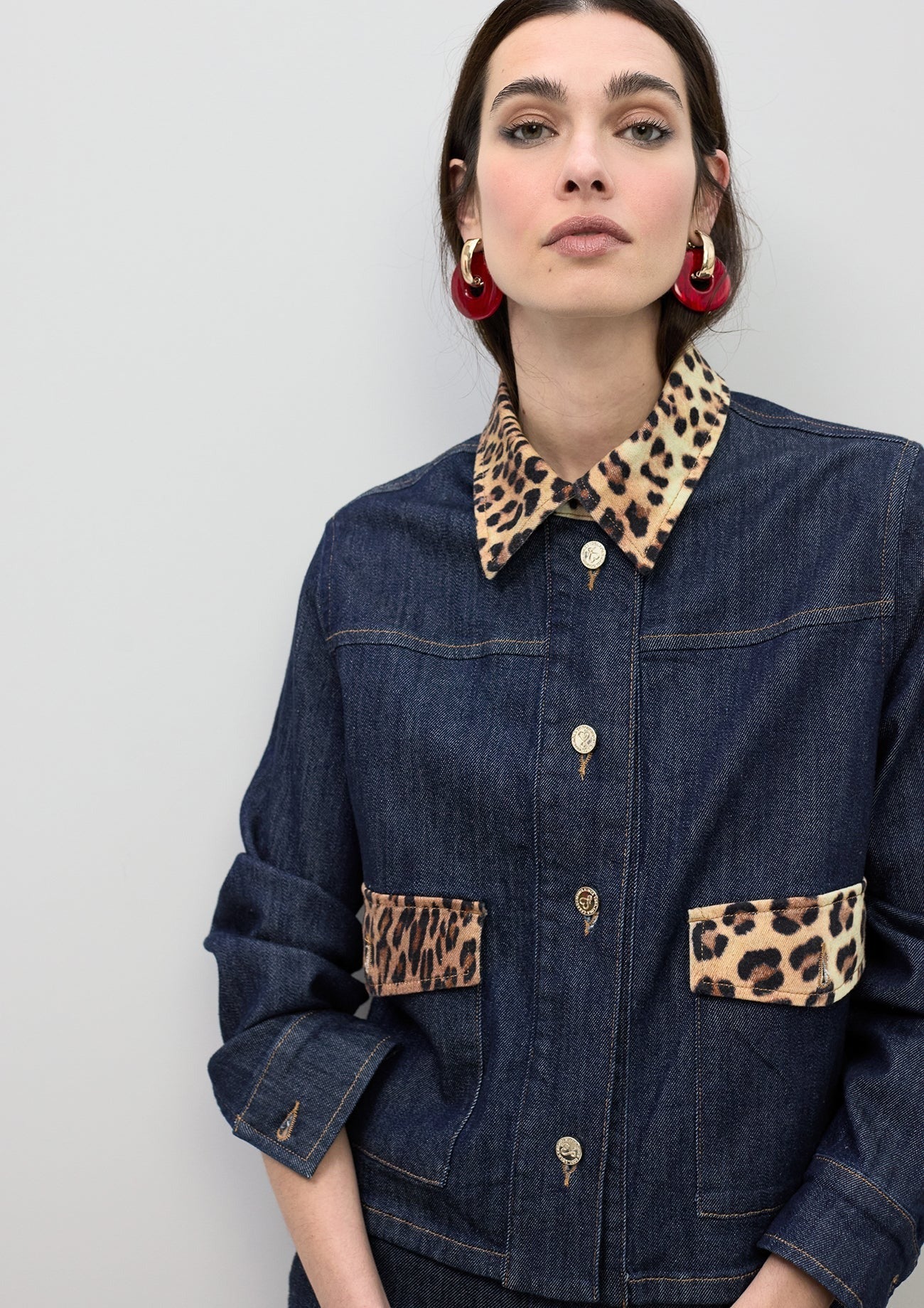 Chaqueta corta denim con detalles en leopardo